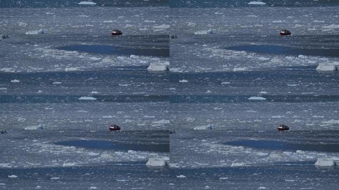 浮冰和反射之间的游船