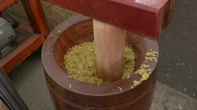 用木浆捣碎绿色大米
