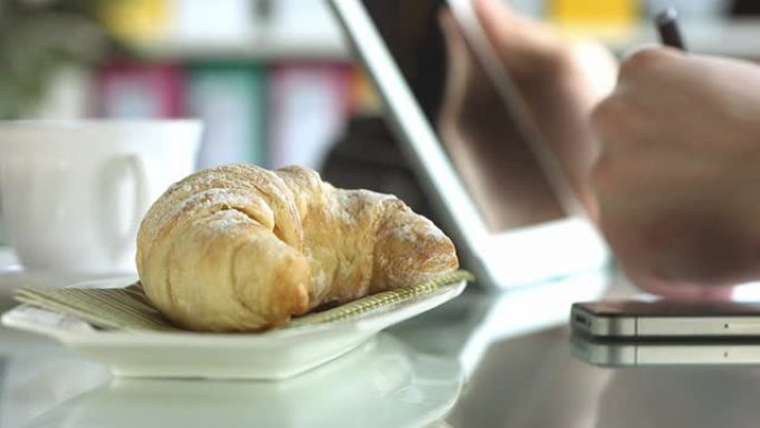 高清多莉: 早餐时使用数字平板电脑的商人