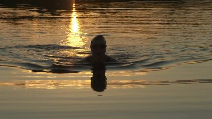 日落游泳运动员