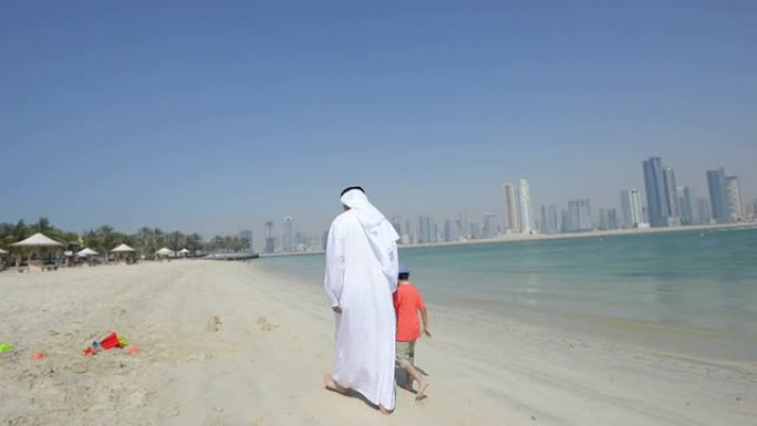 STEADICAM：阿联酋祖父和小男孩在海滩上散步