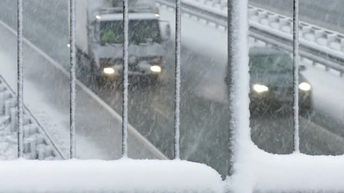 在暴风雪中在高速公路上行驶