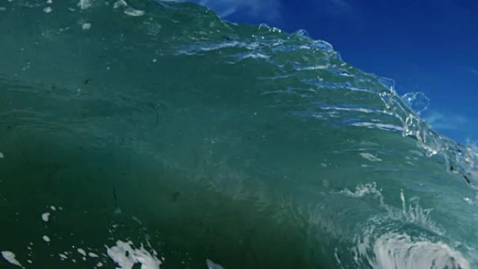 一个完美的玻璃美丽的波视点，当波在加州夏日的阳光下在浅沙滩上打破相机。在红龙上以300FPS的速度拍