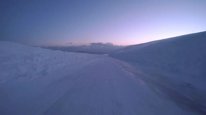 黄昏时分雪地冬季公路行驶