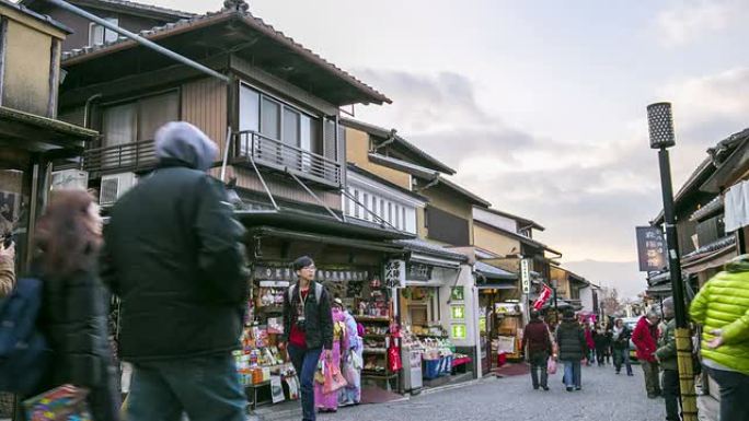 高清：日本京都市清水寺购物街上的延时人群