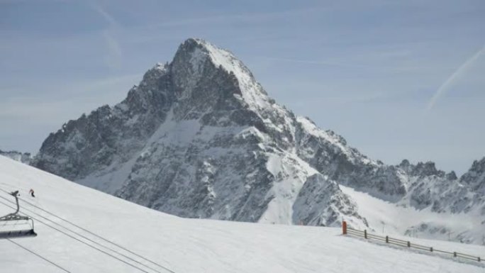 两座阿尔卑斯山雪山滑雪雪山索道欧洲雪山