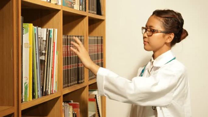 年轻女医生从书架图书馆选书