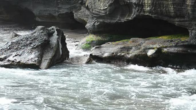 海水冲击岩石海滩海水冲击岩石海滩拍打海岸