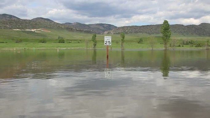 高清视频淹没了街道，并标志着科罗拉多查特菲尔德州立公园