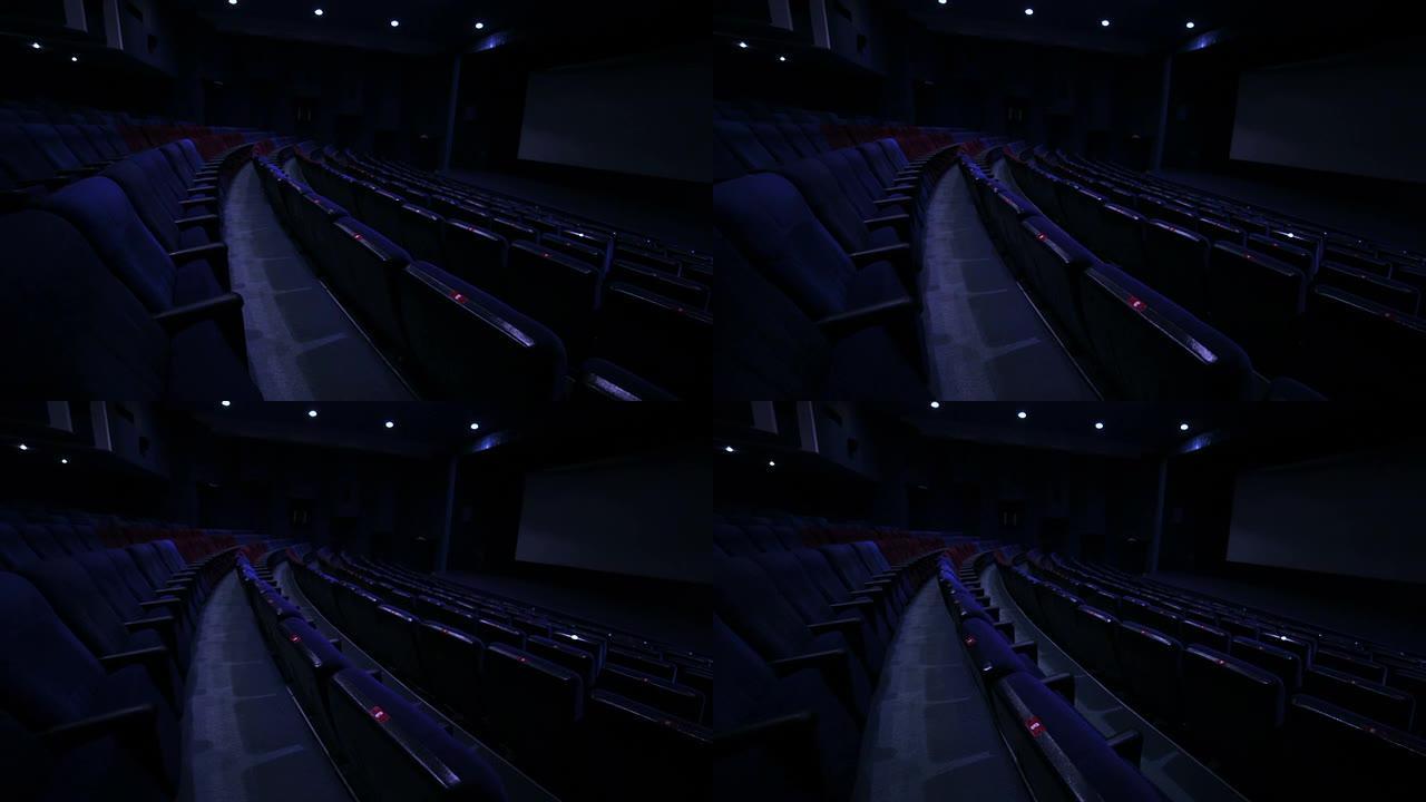 空荡荡的蓝色电影院大厅里的一排排座位