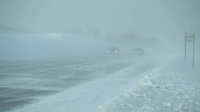 冬季暴雪，高速公路和车辆上飘雪