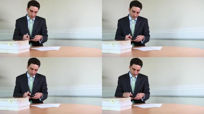 合适的男性律师检查智能手机