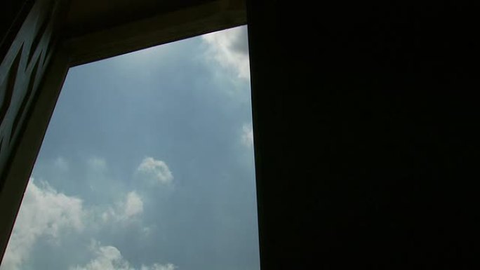 高清：门和快速云的轮廓