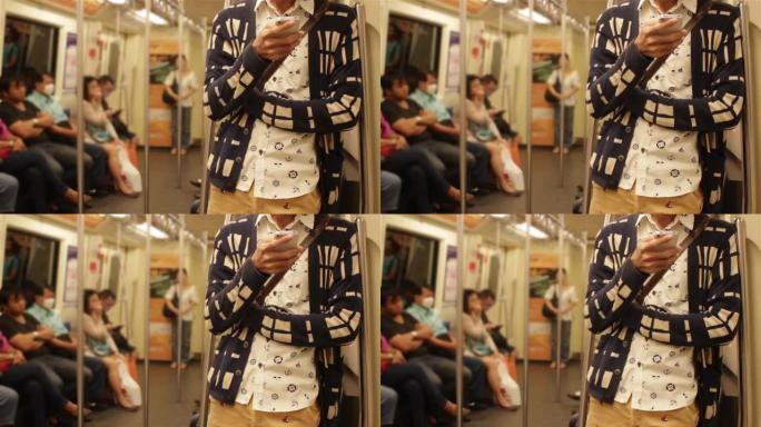 特写年轻人在火车上使用智能手机。