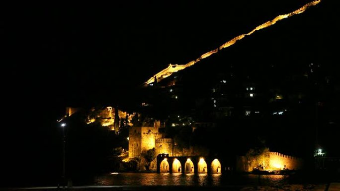 阿拉尼亚城堡和历史造船厂的夜景