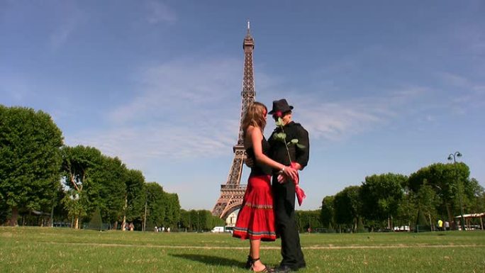 巴黎的浪漫场景情侣表白