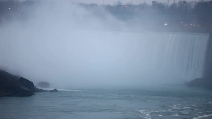 尼亚加拉瀑布夜景气流上升雾气