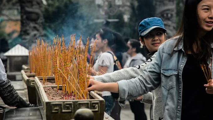 中国香港-2014年11月13日：人们在中国香港著名的黄大仙庙祈祷好运