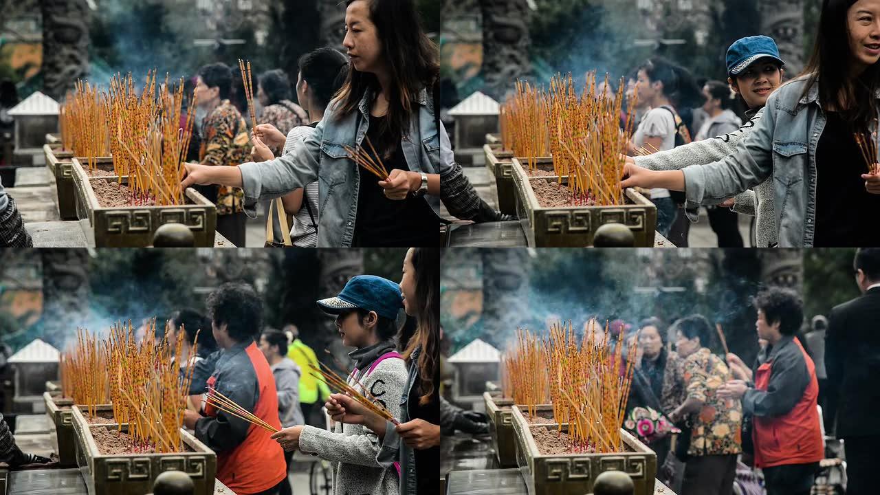 中国香港-2014年11月13日：人们在中国香港著名的黄大仙庙祈祷好运