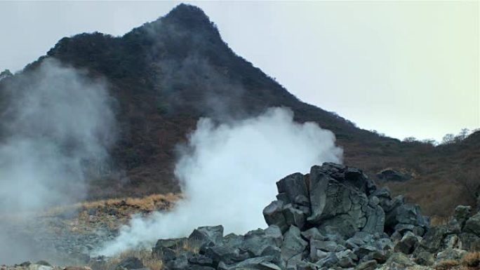 箱根山大小谷的喷气孔和火山景观