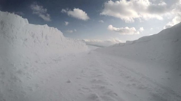 雪地冬季公路行驶冰雪穿行雪地