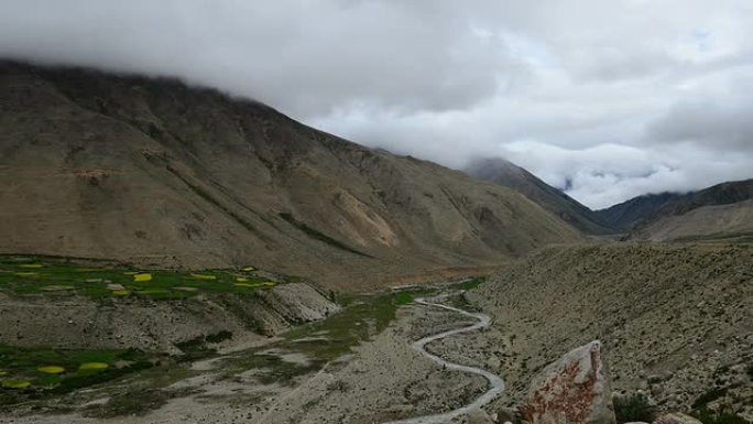 西藏喜马拉雅山脉上空移动云层的延时视频