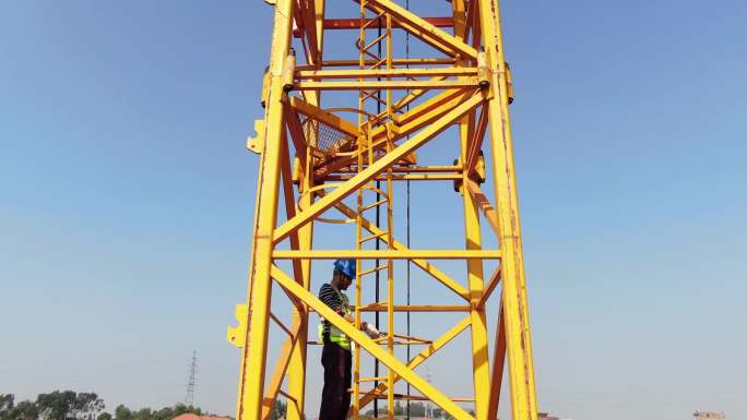 4K航拍塔吊工人上下塔吊工作工厂