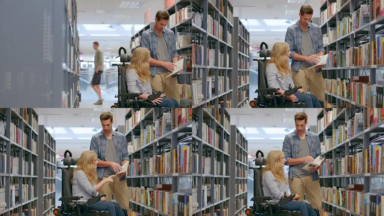 坐在轮椅上的女人与图书馆的朋友一起浏览书籍