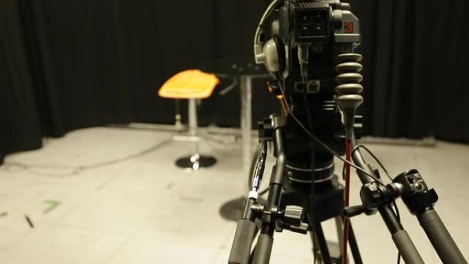 带灯和橙色椅子的空电视演播室