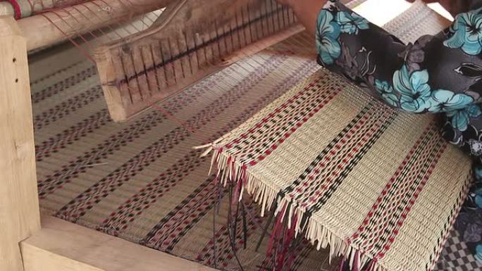 泰国妇女手工编织芦苇垫视频高清。