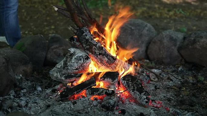 在篝火上加木棍在篝火上加木棍柴火