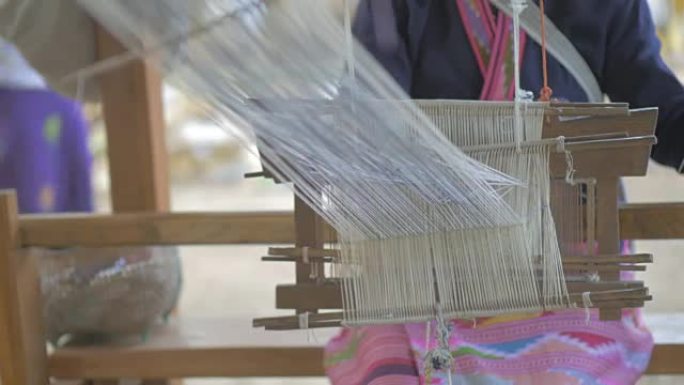 人们在泰国编织丝绸。