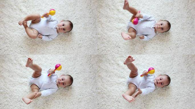 高清：婴儿躺在地毯上玩耍
