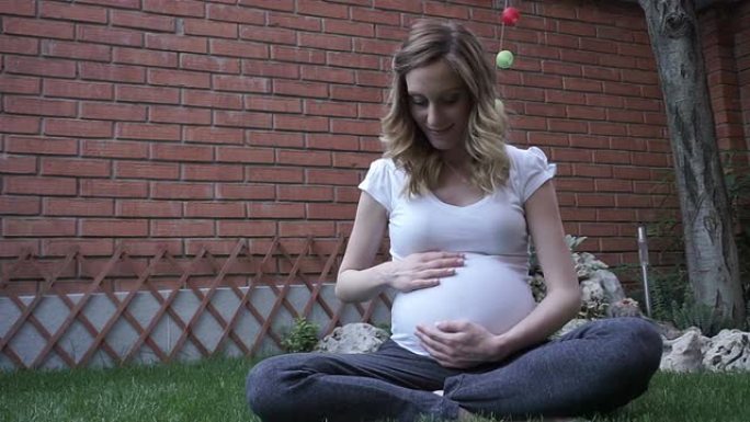 孕妇做瑜伽胎教孕妈妈抚摸肚子期待宝宝