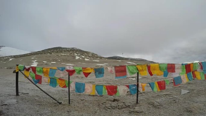 西藏神圣的经幡旗在去中国香格里拉的路上