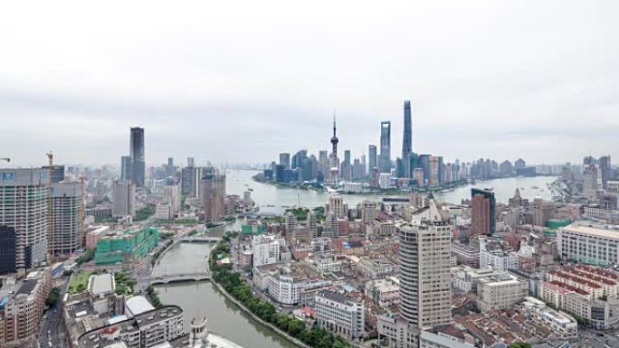 黎明时分，上海河岸的天际线和现代办公楼。