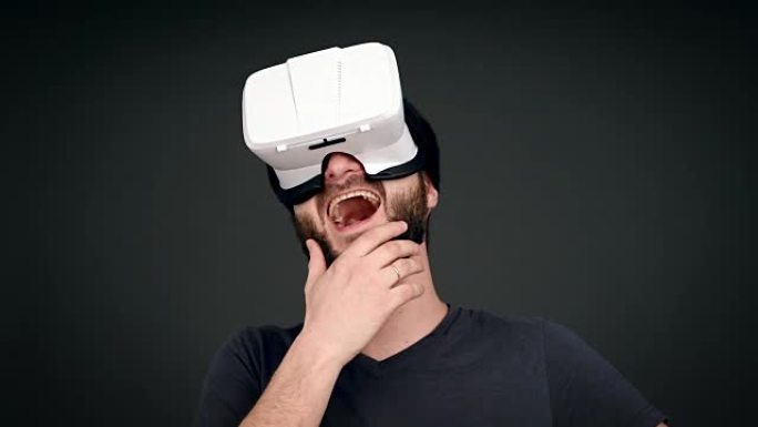 开朗的成年男子戴着眼镜笑他所看到的虚拟现实