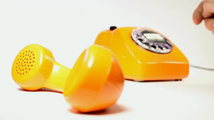 旧橙色电话-拨电话号码