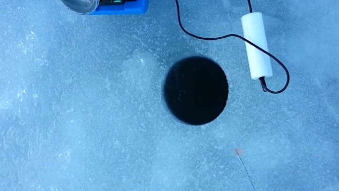 冰上钓鱼时捕捉虹鳟鱼