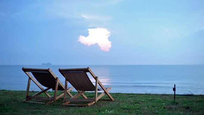 带椅子的热带海滩日出。