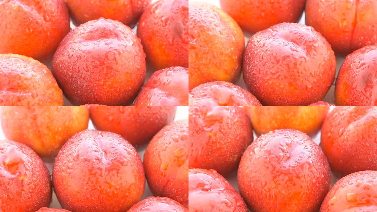 白色盘子上的成熟桃子