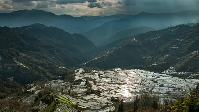 中国有光线的山地和水稻梯田景观