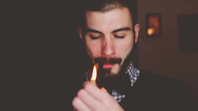 绅士抽烟斗的复古造型视频