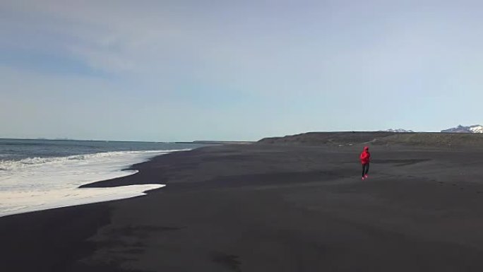 在冰岛跑步的年轻运动员女子。