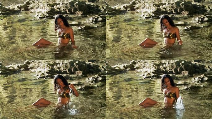 一个女人在一个天然的岩石池里玩水