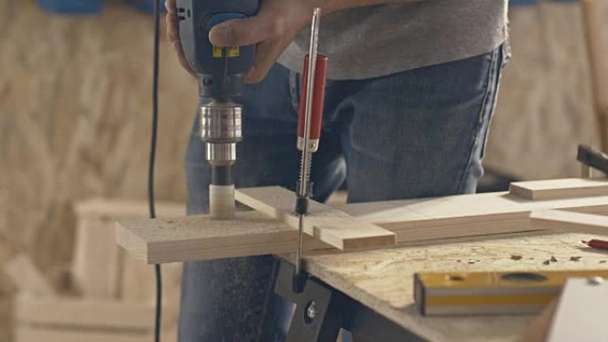 木匠在木头上钻孔开孔器工装家装木料生产加