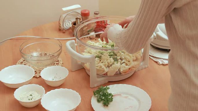 在空气烤架上用蔬菜烹饪鱼