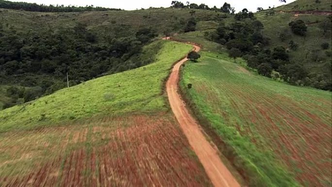 沿贝洛奥里藏特 (Belo Horizo nte) 的Dirt Road South飞行-空中景观-