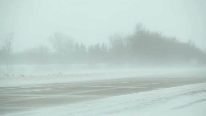 冬季暴雪，高速公路和车辆上飘雪