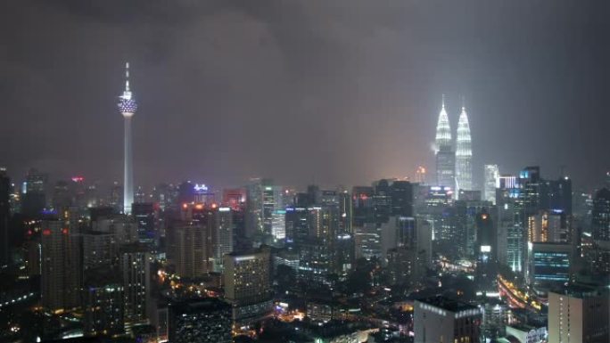 夜间暴风雨中的吉隆坡天际线